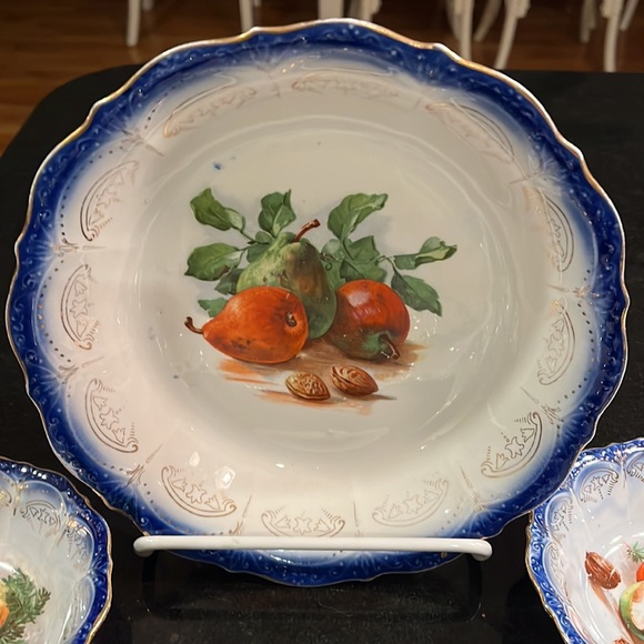 Vintage Flow Blue Bowl with 6 matching fruit bowls. Gold trim and fruit motif. - Picture 2 of 16